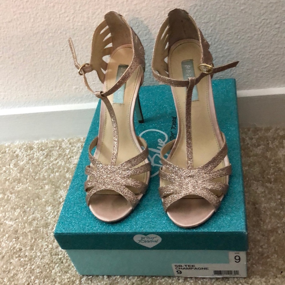 Blue by Betsy Johnson SB Tee champagne heel